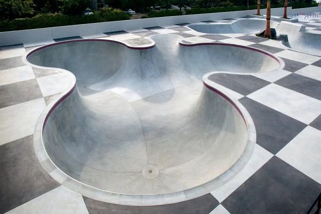 極限運動滑板場地中像一個游泳池的叫什么？